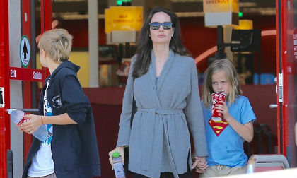 Đi mua đồ ở siêu thị giá rẻ, Angelina Jolie bị đồn gặp vấn đề tài chính sau khi ly hôn Brad Pitt