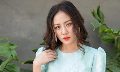 Văn Mai Hương trẻ trung, nữ tính đi dạo phố dịp cuối năm