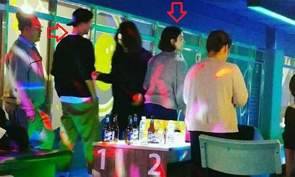 Vợ chồng Song Hye Kyo và Song Joong Ki mặc đồ giản dị đi chơi Noel