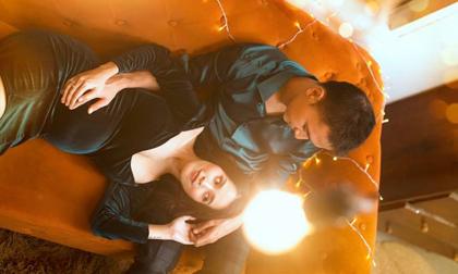 Tú Vi xinh đẹp bên chồng trong bộ ảnh Giáng sinh dù đang mang bầu 6 tháng