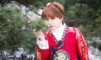 An Nguy mặc Hanbok bất chấp thời tiết lạnh giá âm 10 độ C ở Hàn Quốc