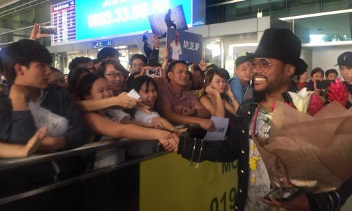 Hàng trăm fan Việt đón nghệ sĩ quốc tế Apl De Ap tại sân bay Tân Sơn Nhất