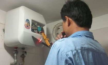 Clip kiểm tra bình nóng lạnh bị rò rỉ điện khiến ai cũng phải kinh hãi