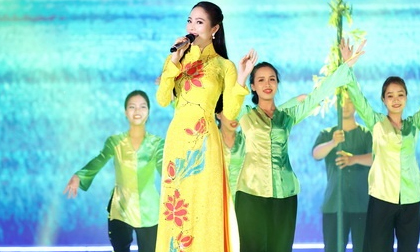 Dương Kim Ánh e ấp trong tà áo dài, kỷ niệm 200 năm vùng đất Hồng Ngự - Đồng Tháp