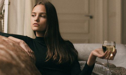 Đàn bà thông minh thì dù cần chồng đến đâu cũng hãy tỏ ra mình không cần lắm!