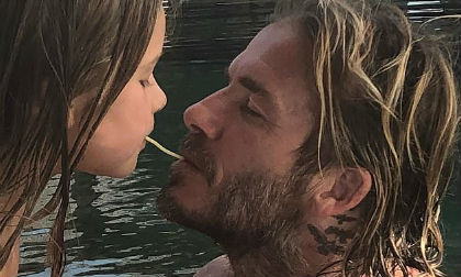 Hết hôn môi, David Beckham và con gái Harper lại diễn cảnh 'lãng mạn' như trong phim thế này