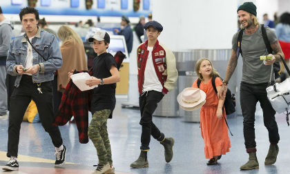 Harper gây chú ý khi nhìn bố với ánh mắt không thể ngọt ngào hơn ở sân bay 