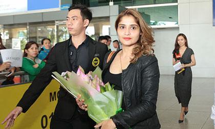 Sao phim 'Bí mật người thừa kế' đẹp rạng ngời tại sân bay Việt Nam