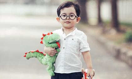 Con trai Khánh Thi ôm thú nhồi bông dạo phố đáng yêu hết nấc