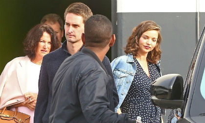 Ông xã tỷ phú lần đầu xuất hiện bên Miranda Kerr sau nhiều tháng kết hôn