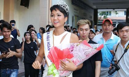 Về thăm trường cũ, H'Hen Niê được sinh viên chào đón nồng nhiệt