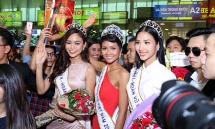 Top 3 Hoa hậu Hoàn vũ Việt Nam rạng rỡ gây 'náo loạn' sân bay Tân Sơn Nhất