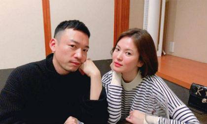 Đi du lịch với Song Joong Ki mà Song Hye Kyo lại vui vẻ đăng ảnh với trai lạ