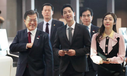 Không kém cạnh bà xã Song Hye Kyo, Song Joong Ki cũng vinh dự được gặp Tổng thống Hàn