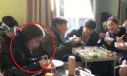 Đồng nghiệp ăn cả bàn thức ăn còn Angela Baby lại dùng thứ này bảo sau không gầy tong teo 