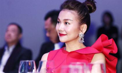 Trời lạnh -18 độ, Thanh Hằng vẫn mặc váy thanh lịch nhận đuốc của Olympic