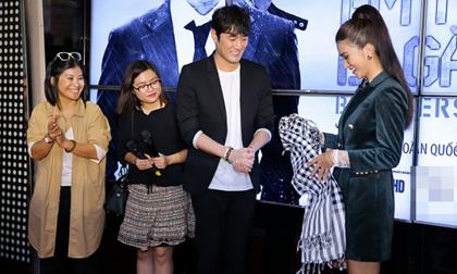 Kim Tuyến tặng khăn rằn cho tài tử Jo Han Sun