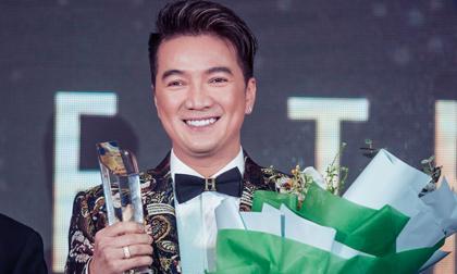 Đàm Vĩnh Hưng xuất hiện nổi bật trên thảm đỏ, nhận giải quý ông tiên phong của năm