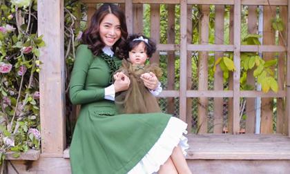 Con gái Hải Băng xinh như búp bê chụp ảnh cùng mẹ
