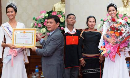 Trở về quê, Hoa hậu H'Hen Niê nhận được bằng khen và thưởng nóng 30 triệu đồng