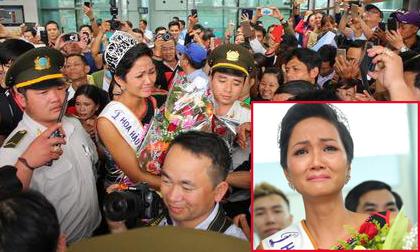 Hoa hậu H'Hen Niê diện trang phục dân tộc, bật khóc nức nở khi bố mẹ và hàng trăm người ra sân bay đón