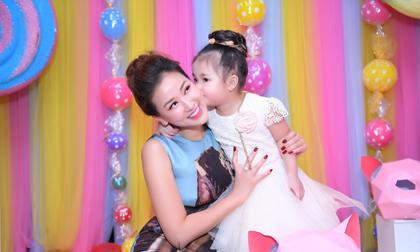 Ca sĩ Maya tổ chức sinh nhật ngập tràn kẹo ngọt màu hồng cho con gái