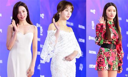 Kim So Hyun lộ eo kém thon, Chung Ha nổi bần bật trên thảm đỏ Seoul Music Awards
