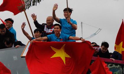 U23 Việt Nam diễu hành trên xe buýt mui trần về nội thành Hà Nội