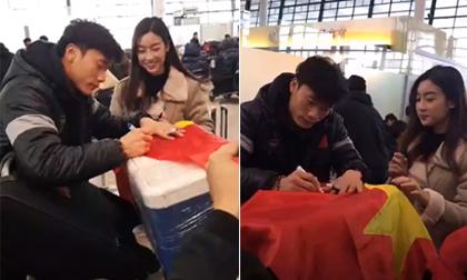 Thủ môn Bùi Tiến Dũng ngượng ngùng ký tặng cho Hoa hậu Đỗ Mỹ Linh