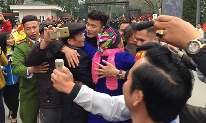 Rừng cờ hoa chào đón anh em 'thủ môn quốc dân' Bùi Tiến Dũng về thăm quê hương Thanh Hóa