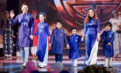 Gia đình MC Phan Anh lần đầu trình diễn áo dài cùng nhau