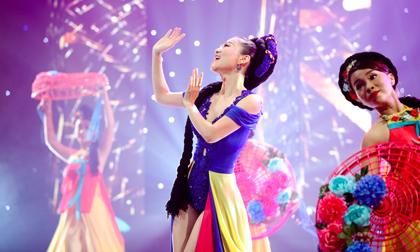 Thu Minh gợi cảm khoe đường cong, múa hát điêu luyện trong tà áo tứ thân