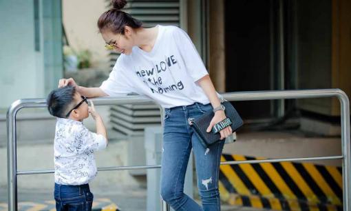 Mẹ con Diệp Bảo Ngọc phối đồ đồng điệu khi ra phố ngày cận Tết