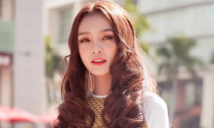 Hotgirl, ca sĩ Vi Nhạn Ngọc khoe sắc cùng hoa cúc vàng trên phố