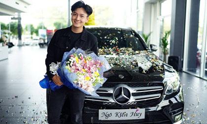 Ca sĩ Ngô Kiến Huy tậu xế hộp mới