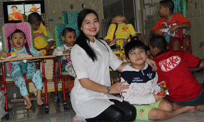 Hoa Hậu Trần Huyền Nhung mang trách nhiệm vì cộng đồng