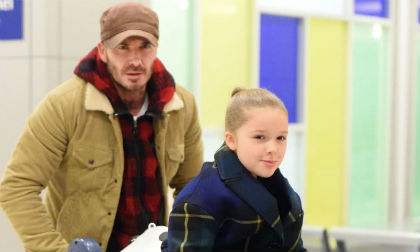 Harper búi tóc củ hành, diện đồ sành điệu cùng bố và các anh trai tới New York ủng hộ mẹ 