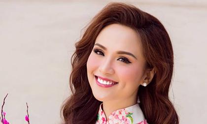 Hoa hậu Diễm Hương duyên dáng khi diện áo dài