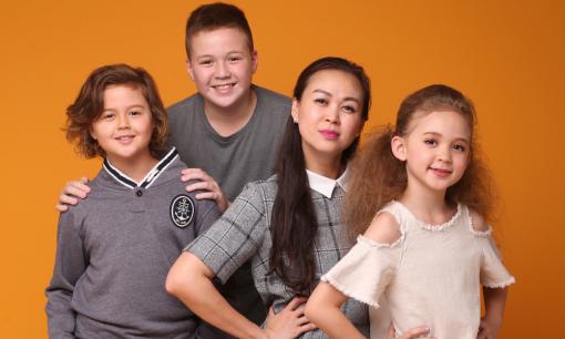 Cựu siêu mẫu Ngọc Nga khoe bộ ảnh hạnh phúc cùng các con