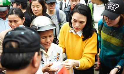 Mỹ Tâm vẫn chăm chỉ cùng bố mẹ thực hiện những chuyến đi thiện nguyện vào cuối năm