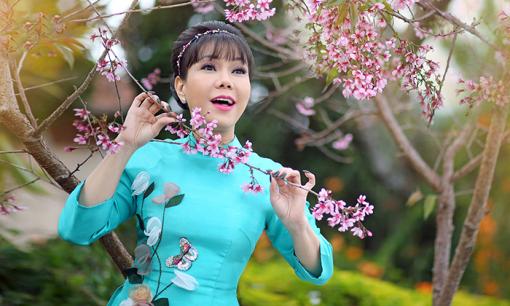 Nghệ sĩ Việt Hương khoe sắc bên hoa