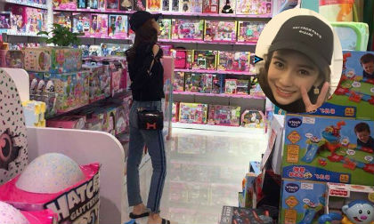 Đi chơi với chồng con dịp Tết mà Angelababy lại 'xài' dép lê thế này