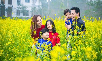 Gia đình MC Phan Anh diện áo dài chụp ảnh giữa vườn hoa