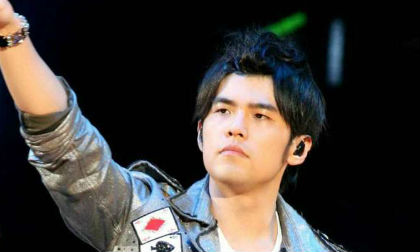 Vì sao ca sĩ hát trên sâu khấu thường đeo tai nghe?