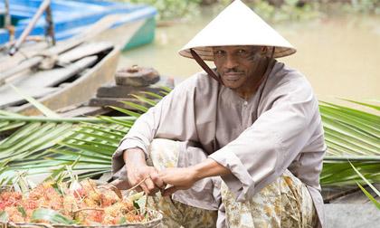 Võ sĩ quyền Anh Mike Tyson đội nón lá, mặc áo bà ba bán trái cây ở chợ nước nổi