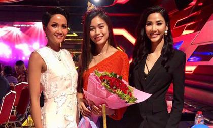 Hoa hậu H'Hen Niê và Á hậu Hoàng Thùy dự sinh nhật Mâu Thủy