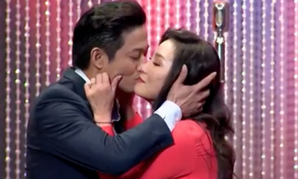 Bất chấp tuổi tác, Quý Bình khóa môi đàn chị Hồng Đào say đắm