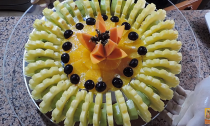 Cắt tỉa trang trí đĩa trái cây đơn giản mà đẹp mắt