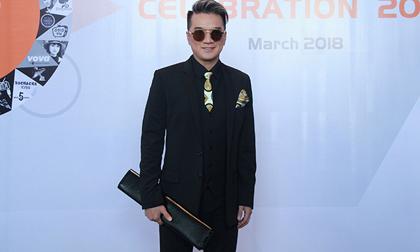 Đàm Vĩnh Hưng lịch lãm với vest sang trọng nhận nút bạc youtube