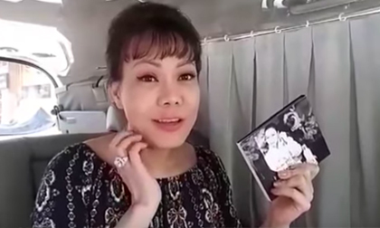 Sau khi xin đĩa 'lầy lội', Việt Hương tung clip khoe CD được chính Mỹ Tâm ký tặng